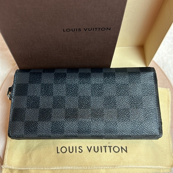 Louis Vuitton Wallet. Comes with a dust bag and a beautiful box. 2 - Picture 2 of 14
